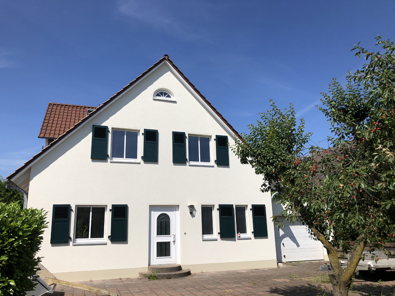 Fassadenrenovierung in Hildesheim: Ausbesserung von Rissen im Außenputz vor dem Anstrich